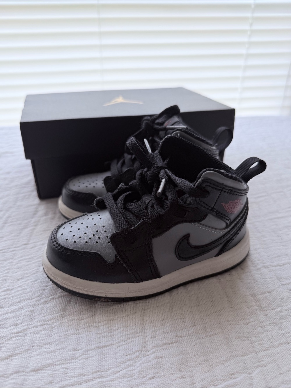 Nike Jordan 1 mid shoes